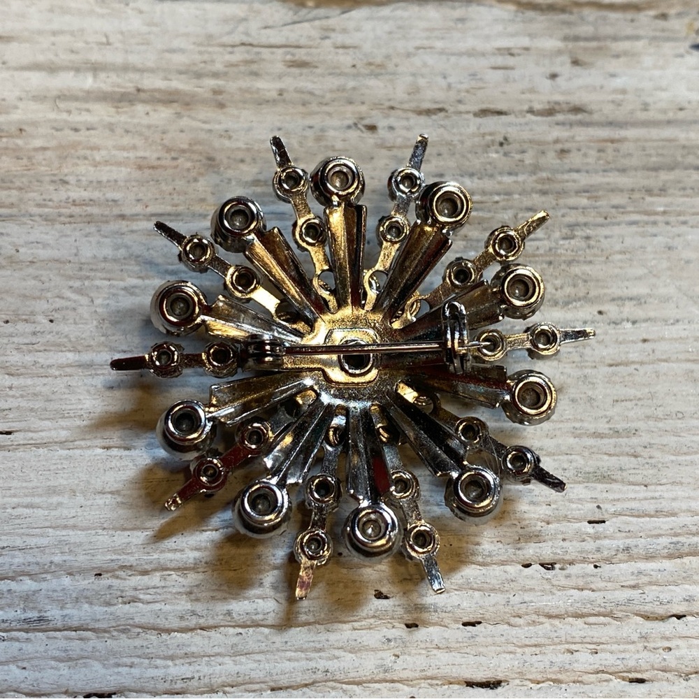 🍇 Starburst 1950s Vintage Clear Rhinestones Brooch Silver Tone - Picture 2 of 6